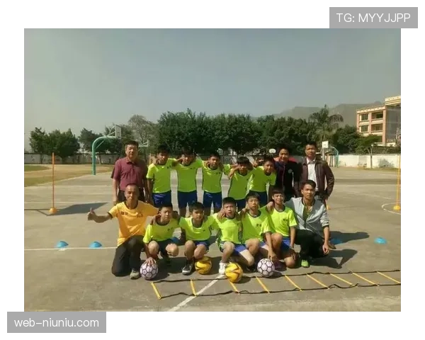 三人篮球赛校园风行，扁平化设计海报凸显活力